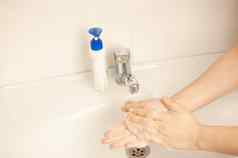 手肥皂泡沫细菌防止冠状病毒流感大流行洗手温暖的水抗菌肥皂世界流感大流行概念