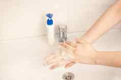女孩洗手浴室街检疫防止冠状病毒流感大流行洗手温暖的水抗菌肥皂世界流感大流行概念