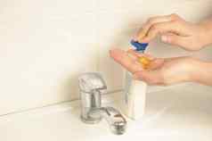 女孩洗手浴室街检疫防止冠状病毒流感大流行洗手温暖的水抗菌肥皂世界流感大流行概念