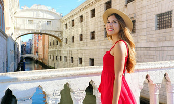 肖像年轻的微笑女人红色的衣服他桥叹了<strong>口气</strong>威尼斯背景意大利
