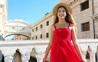 肖像年轻的微笑女人红色的衣服他桥叹了口气威尼斯背景意大利