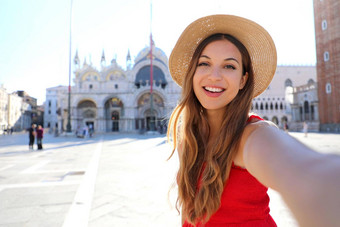 威尼斯旅游女孩夏天假期采取自拍照片著名的威尼斯大教堂马克的广场欧洲旅游吸引力意大利