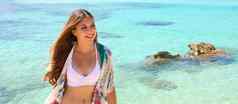 漂亮的年轻的女人微笑放松夏天海滩日光浴横幅全景