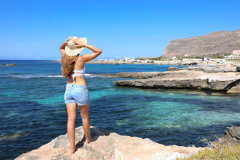 美丽的旅行者女孩西西里年轻的女人享受假期法维尼亚纳岛意大利