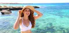 美丽的巴西高加索人女人微笑放松夏天海滩日光浴横幅全景