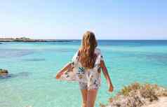 夏天假期旅行假期概念回来视图女孩跳舞西西里海滩