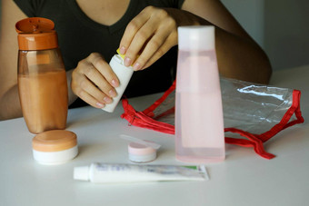 女人准备旅行工具包化妆品奶油液体运输飞机