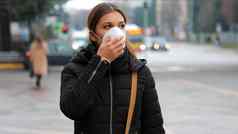 女人穿脸面具保护传播流感疾病病毒保护流感病毒疾病女孩穿外科手术面具脸冠状病毒城市