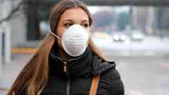 女人穿脸面具保护传播流感疾病病毒保护流感病毒疾病女孩穿面具脸公共空间空气污染微粒