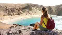 美丽的年轻的背包客欣赏playa游船上海滩兰斯洛特金丝雀岛屿西班牙