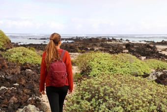 徒步旅行春天时间回来视图女孩探索北部岛兰斯洛特金丝雀岛屿回来视图年轻的背包客女人发现野生地区兰斯洛特