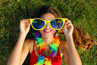 女孩之后草狂欢节聚会，派对年轻的女人狂欢节加兰持有大有趣的太阳镜说谎草