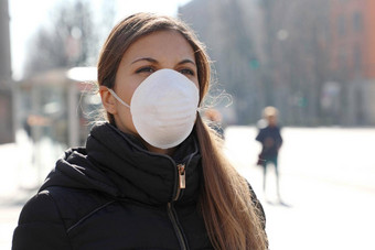 科维德女人穿脸面具保护传播流感疾病病毒保护流感病毒疾病女孩外科手术面具脸冠状病毒疾病城市街