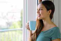 关闭美丽的女人窗口喝杯茶首页焦点模型眼睛室内照片