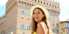 关闭美丽的旅游女孩弗洛伦斯宫殿旧宫背景全景横幅视图年轻的女人假期弗洛伦斯意大利