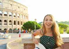 快乐微笑美丽的旅游女孩罗马罗马圆形大剧场背景日落夏天假期意大利