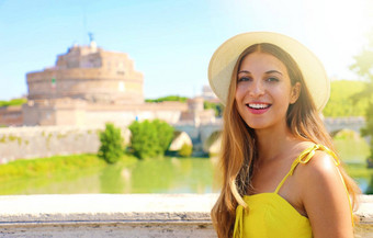 微笑美丽的旅游女孩罗马意大利有吸引力的时尚年轻的女人城堡死亡安杰洛城堡背景