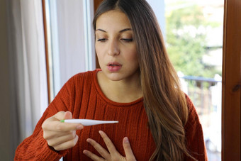 科维德流感大流行冠状病毒发热女人检查温度温度计首页呼吸急促呼吸症状萨尔斯科夫女孩呼吸急促呼吸症状冠状病毒疾病检查发热