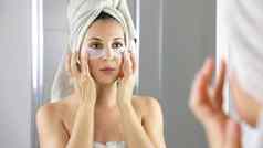美女人应用抗疲劳黑眼圈面具镜子浴室皮肤护理女孩触摸补丁织物面具眼睛减少眼睛袋