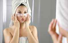 美丽的女人应用抗疲劳黑眼圈面具接吻镜子浴室皮肤护理女孩触摸补丁织物面具眼睛减少眼睛袋