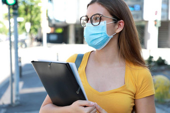 科维德美丽的大学学生女外科手术面具走城市街大学女孩回来学校流感大流行冠状病毒疾病