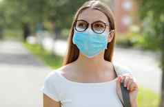 年轻的女人城市街穿保护面具传播疾病病毒萨尔斯科夫女孩外科手术面具脸冠状病毒疾病