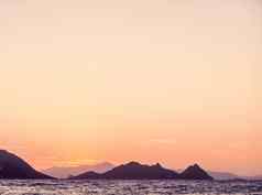 夏天日落地中海海海岸海景山视图