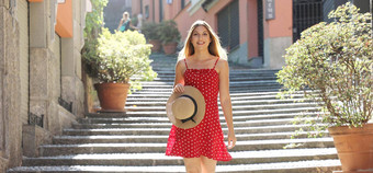 快乐旅行旅游女人在楼下百乐宫湖作为意大利女孩夏天假期参观著名的旅游目的地欧洲