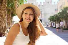 肖像年轻的旅行者女人参观欧洲美丽的旅游女孩享受假期Sirmione意大利