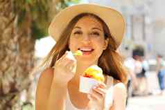 关闭漂亮的旅游女孩吃传统的意式冰激凌意大利冰奶油Sirmione意大利