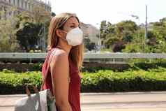 科维德女人城市街穿断续器面具保护传播疾病病毒萨尔斯科夫女孩保护面具脸冠状病毒疾病