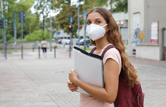 科维德美丽的学生女孩保护面具回来学校流感大流行冠状病毒