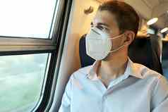 旅行安全公共运输年轻的男人。断续器脸面具火车窗口火车乘客保护面具窗口