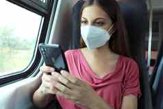 放松女人断续器脸面具聪明的电话应用程序火车乘客保护面具旅行坐着业务类发短信移动电话旅行安全公共运输