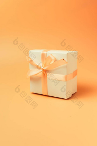 古董光盒子光橙色弓桃子孤立的背景软爽肤水模板设计复制空间
