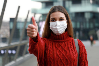 乐观年轻的女人穿保护面具显示拇指城市街准备好了疫苗<strong>接种</strong>运动<strong>冠</strong>状病毒疾病