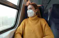 正常的乘客保护面具站火车尊重健康安全规则