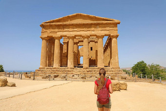 年轻的女人肯考迪娅寺庙谷寺庙agrigento西西里旅行者女孩访问希腊寺庙南部意大利