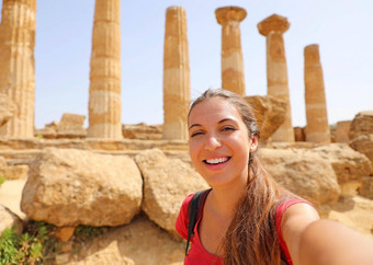 快乐微笑女人采取肖像希腊寺庙背景谷寺庙agrigento意大利