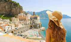 夏天假期意大利回来视图年轻的女人稻草他黄色的衣服阿特拉尼村背景阿海岸意大利