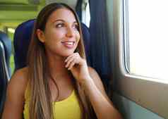 有吸引力的年轻的女人火车公共汽车窗口快乐火车乘客旅行坐着座位窗口