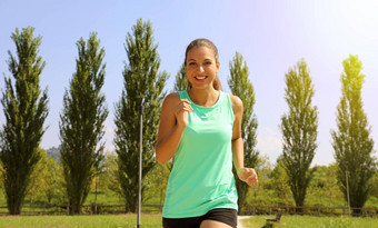 运行女人女跑步者慢跑户外锻炼公园美丽的适合健身模型在户外