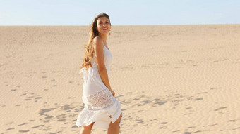 美丽的女人<strong>白色衣服</strong>走沙丘沙漠CorralejoFuerteventura西班牙