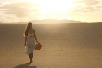 日落沙漠年轻的女人白色衣服走沙漠沙丘脚步沙子日落女孩走金沙子Corralejo沙丘Fuerteventura