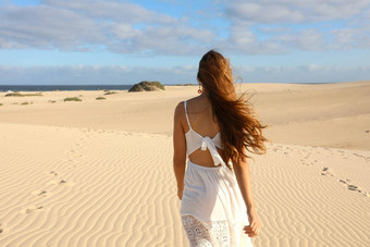 令人惊异的视图年轻的女人走光着脚沙漠沙丘日落CorralejoFuerteventura