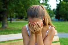 欺凌歧视压力概念伤心少年哭公园心烦意乱年轻的女学生焦虑