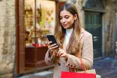 购物者女人选择产品购买在线聪明的电话城市街