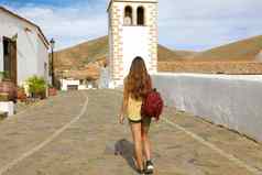 回来视图旅行者女孩走小殖民小镇betancuria金丝雀岛屿西班牙
