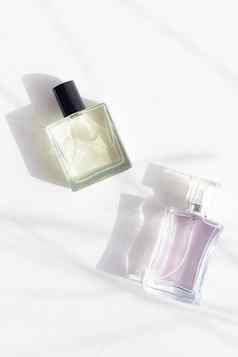 香水白色背景阴影选择香水芳香疗法气味瓶香水白色背景复制空间