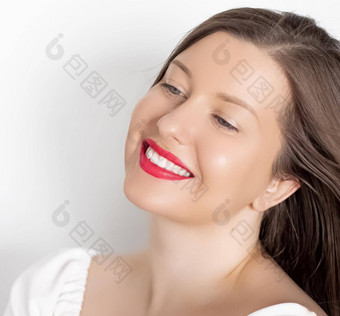 快乐微笑年轻的女人完美的白色牙齿美丽的健康的微笑清洁皮肤自然化妆女脸肖像积极的情感美健康<strong>护肤品</strong>